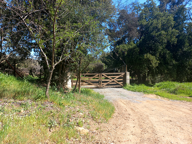 PORTON-ACCESO-PARCELACION-VALLE-LALEONERA