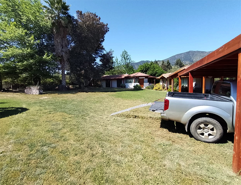 estacionamiento-bodega-casa-equipada-piscina-parcela-5000m2