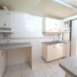 gran-cocina-logia-venta-casa-condominio-cerrado-buin