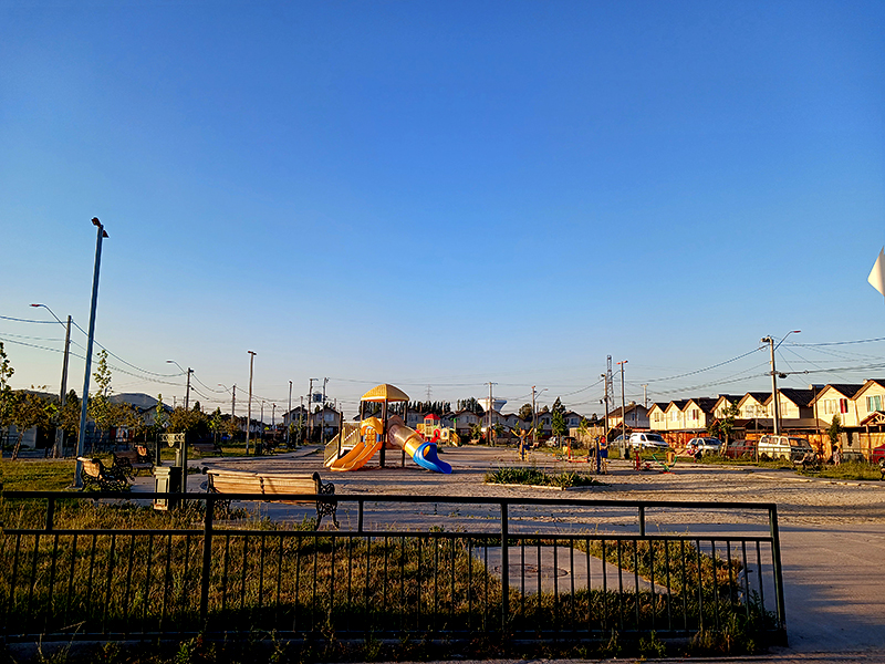 plaza-barrio-tranquilo-acceso-porton-casa-buin